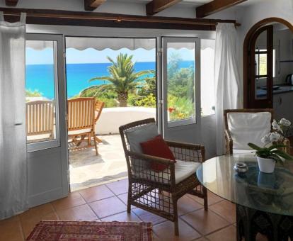 Foto de las vistas al mar desde el interior de este apartamento con terraza.