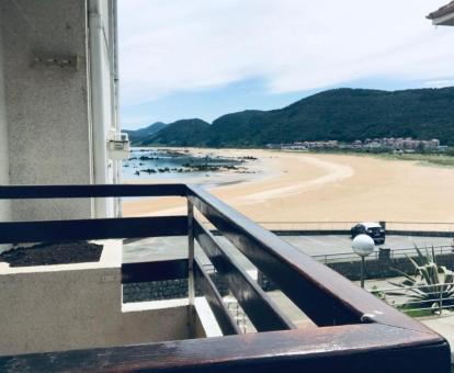 Foto del balcón con vistas al mar del apartamento.