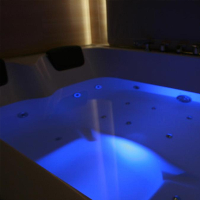 Foto de la bañera de hidromasaje con iluminación ambiental azul que se encuentra en el Hotel Noriega