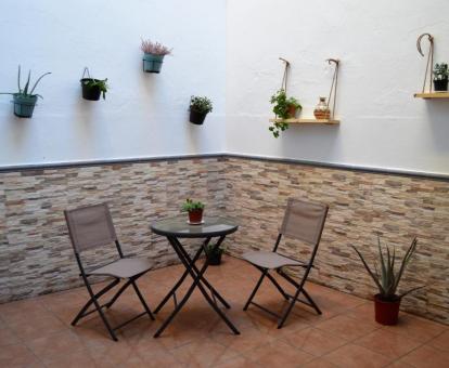 Foto de la terraza privada con mobiliario de uno de los apartamentos.