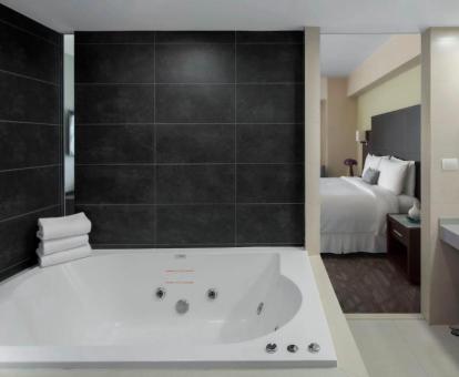 Foto de la bañera de hidromasaje privada de una de las habitaciones del hotel.