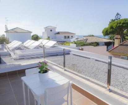Foto de la terraza privada con vistas al mar de una de las habitaciones del hotel.