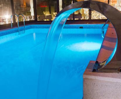 Foto de la piscina cubierta con chorros del hotel.