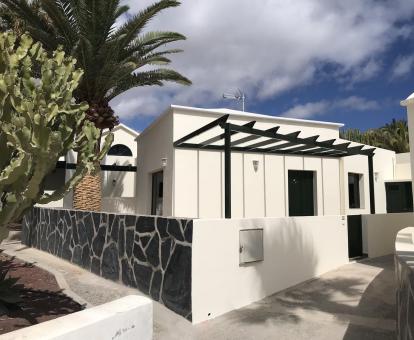 Foto de este acogedor bungalow con terraza privada y piscina comunitaria.