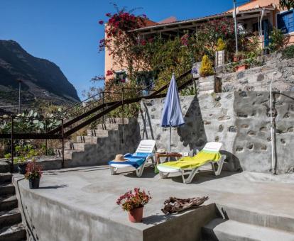 Foto de esta acogedora casa con solarium y tumbonas.