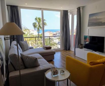 Foto de las instalaciones de este hotel con vistas al mar.