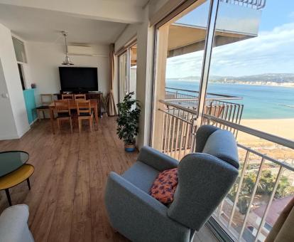 Foto de las instalaciones de este hotel con vistas al mar.