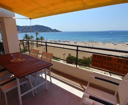 Foto de las instalaciones de este apartamento con vistas al mar.