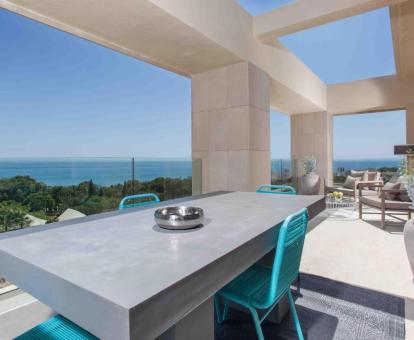 Foto de la terraza con vistas al mar de la suite con piscina privada del hotel.