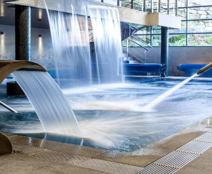 Gran piscina de hidroterapia del centro de bienestar de este maravilloso hotel romántico.