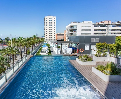 Foto de la piscina en la azotea de este hotel solo para adultos donde puedes tomar el sol y bañarte con vistas al mar y la playa que se encuentra muy cerca.