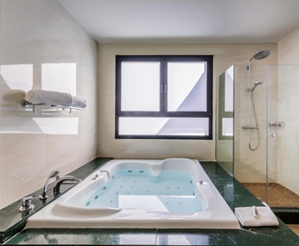 Foto de la bañera de hidromasaje para dos personas del hotel Occidental Granada By Barceló