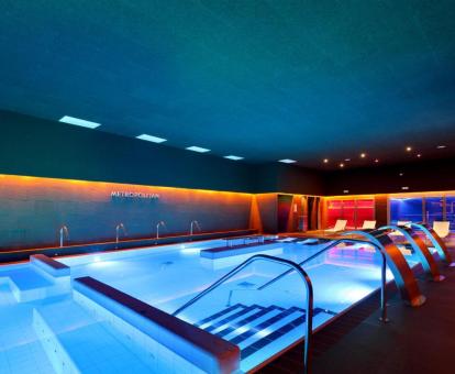 Foto de la piscina cubierta con elementos de hidroterapia disponible todo el año de este hotel.