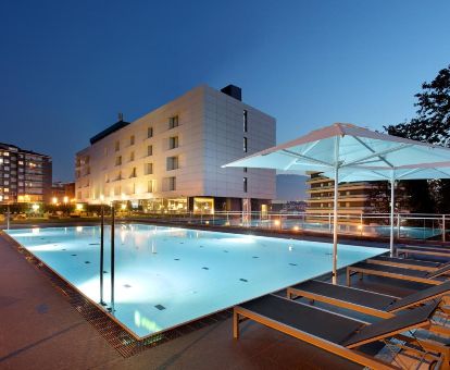 Edificio de este hotel con una amplia zona exterior con solarium y piscina al aire libre.