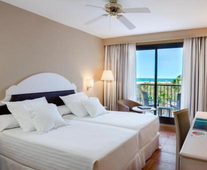 Foto de una de las habitaciones con vistas al mar del hotel.