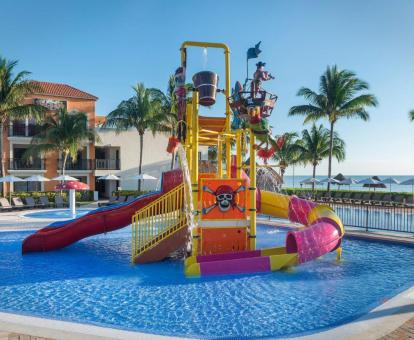 Foto de la piscina con toboganes de agua del hotel.