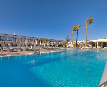 Foto de la piscina al aire libre disponible todo el año de este hotel.