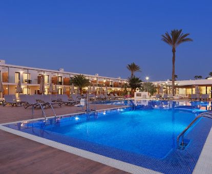 Exteriores de este moderno hotel solo para adultos con gran piscina exterior y solarium.