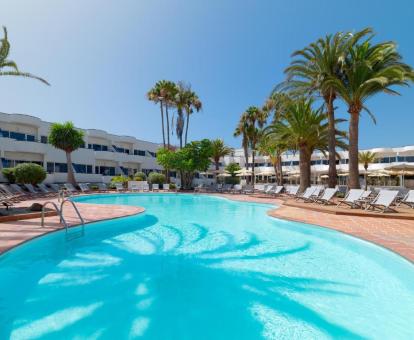 Foto de la piscina al aire libre disponible todo el año de este hotel.