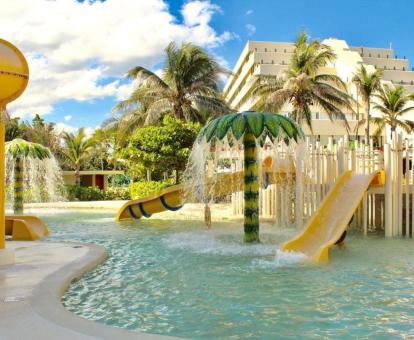 Foto de la piscina con toboganes de agua del hotel.