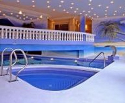 Foto de la piscina cubierta disponible todo el año del spa de este hotel.