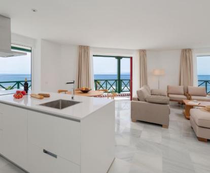 Foto del interior de uno de estos preciosos apartamentos con vistas al mar.