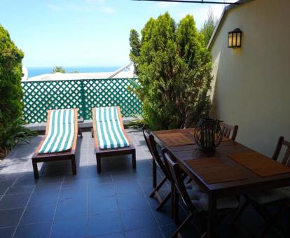 Foto de la acogedora terraza privada con vistas al mar de la casa.