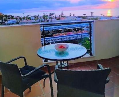 Foto de la terraza amueblada con vistas al mar de este apartamento.