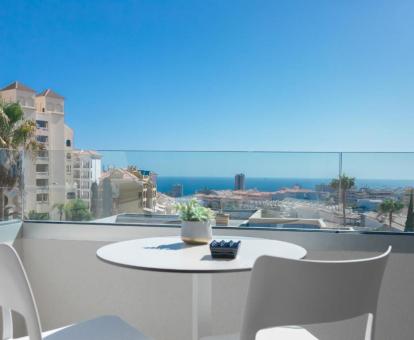 Foto de la terraza con vistas al mar de una de las suites.