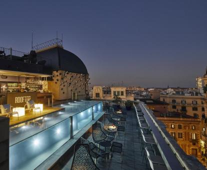 Foto del Skybar del hotel con piscina al aire libre y vistas a la ciudad.