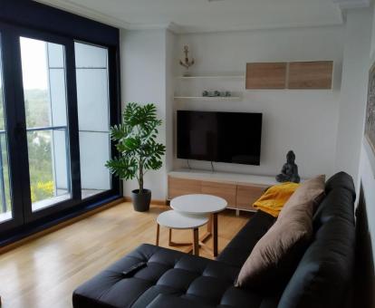 Foto de la zona de estar de este apartamento con vistas al mar.
