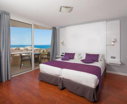 Foto de una de las habitaciones con vistas al mar del hotel.