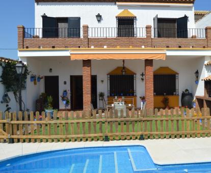 Foto de esta acogedora casa independiente con zona exterior y piscina.
