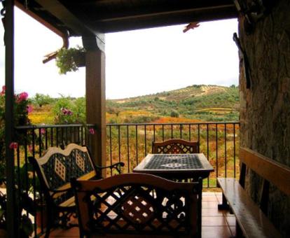 Foto de la terraza con sala de estar y vistas al exterior de la casa.