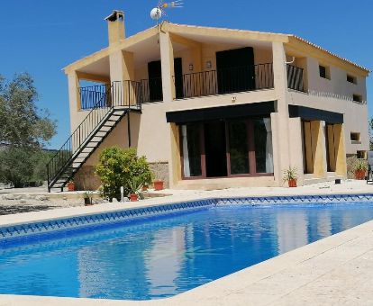 Edificio de este alojamiento rural con piscina al aire libre, ideal para estancias en pareja.