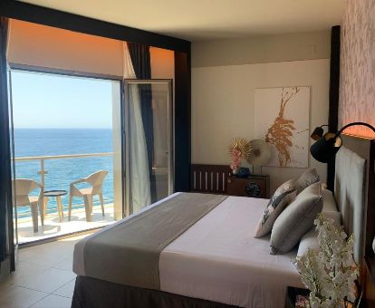 Una de las coquetas habitaciones dobles con terraza y vistas al mar de este maravilloso hotel solo para adultos.