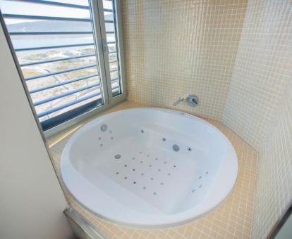 Bañera de hidromasaje privada de una de las habitaciones dobles del hotel. 