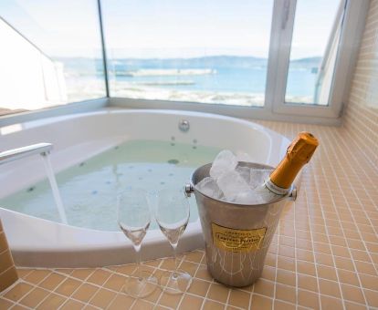 Espacio de bienestar con jacuzzi privado y vistas al mar de la suite del hotel.