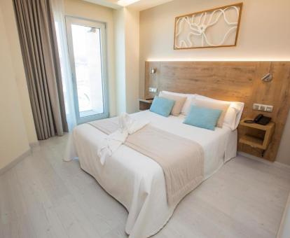 Foto de una de las habitaciones con vistas al mar.