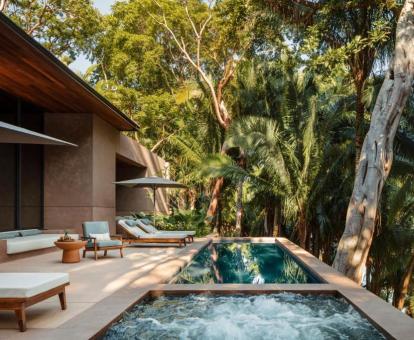 Foto de la terraza con bañera de hidromasaje privada y piscina privada de la villa jaguar.