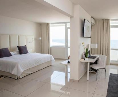 Foto de la suite junior con zona de estar independiente y vistas al mar de este hotel.
