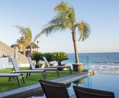 Foto de la terraza privada con piscina y fabulosas vistas al mar de la villa.