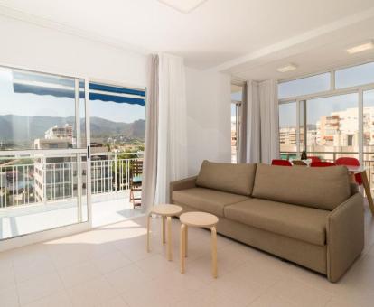 Foto de las instalaciones de este hotel con vistas al mar.