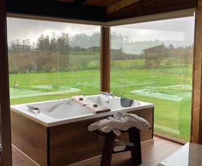 Fabuloso espacio con un gran jacuzzi privado y vistas a la naturaleza de una de las suites del complejo.