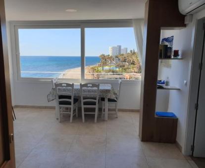 Foto de las vistas al mar y a los alrededores desde el interior de este coqueto apartamento.