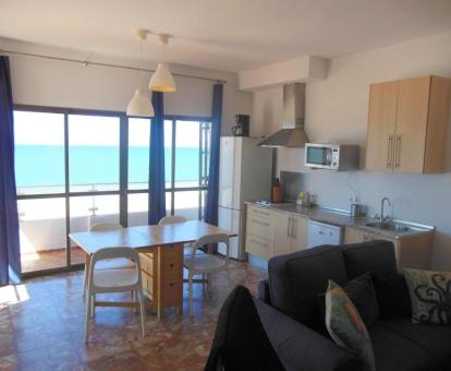 Foto de uno de los apartamentos con vistas al mar de este establecimiento.
