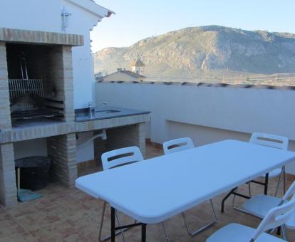 Foto de la terraza con comedor exterior y barbacoa de la casa.