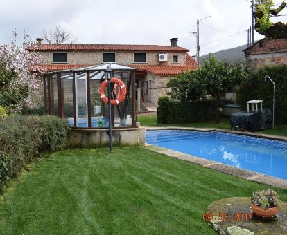 Zona exterior con piscina, jardín y jacuzzi de este acogedor hotel rural.