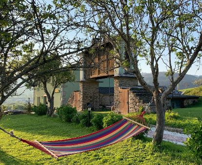 Coqueto hotel rural rodeado de jardines en un tranquilo entorno para descansar.