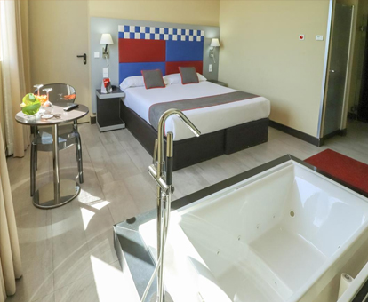 Foto de la habitación con jacuzzi al lado de la cama del OYO Hotel Route 42 de Illescas